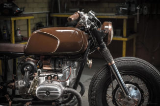 Ural 650 features a V-twin handlebar wrapped in a pair of brown posh grips